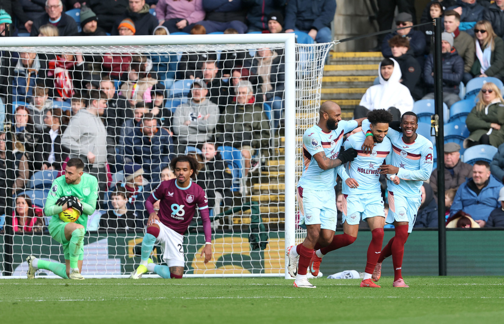 宾福特上半场34分钟连入3球。美联社