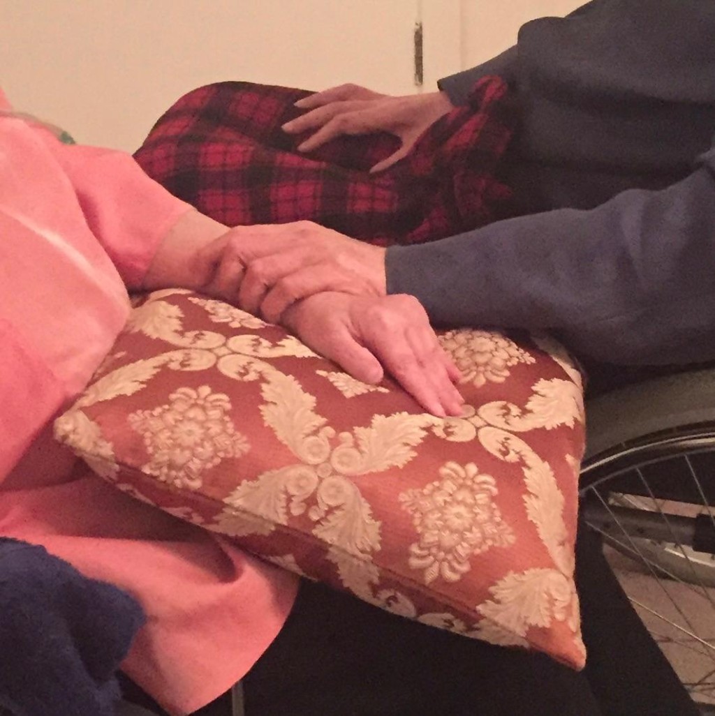 Dominica在書中以真摯筆觸記錄對抗疾病的生活與心路歷程,其中就有描述爸爸媽媽常互相握著對方的手