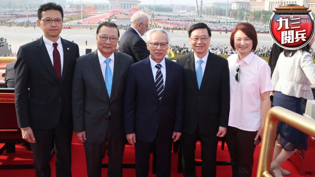 中新社發出的圖片顯示,澳門特首岑浩輝(中),與李家超、全國港澳研究會副會長譚耀宗(左二)、全國人大常委李慧琼(右一)、全國人大代表吳秋北(左一)合影。 中新社發出的圖片顯示,澳門特首岑浩輝(中),與李家超、全國港澳研究會副會長譚耀宗(左二)、全國人大常委李慧琼(右一)、全國人大代表吳秋北(左一)合影。