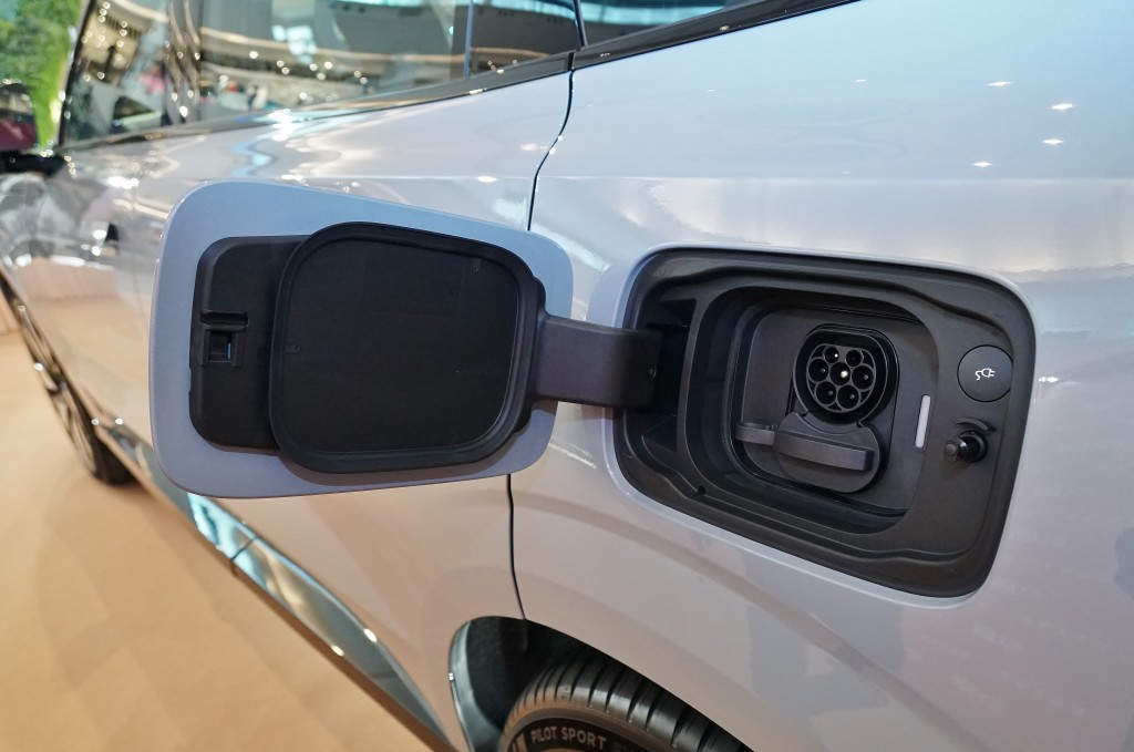 两款全新富豪Volvo电动车香港开售：800V电力架构最高支援DC 250kW直流快充，约30分钟可充电10%至80%。