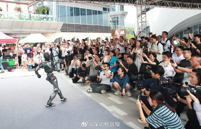 全球首家機器人6S店開放日暨機器人街區首場巡演活動。 深圳特區報 全球首家機器人6S店開放日暨機器人街區首場巡演活動。 深圳特區報