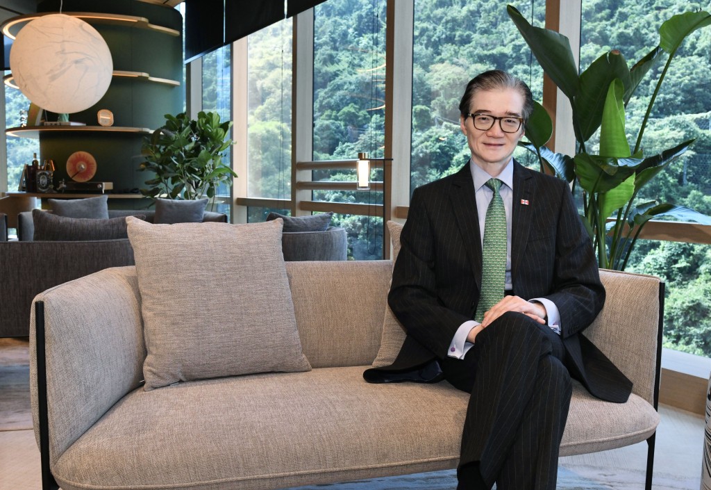 太古地产董事—住宅业务杜伟业表示，持续减息有助降低置业成本，潜在买楼需求将逐步释放。