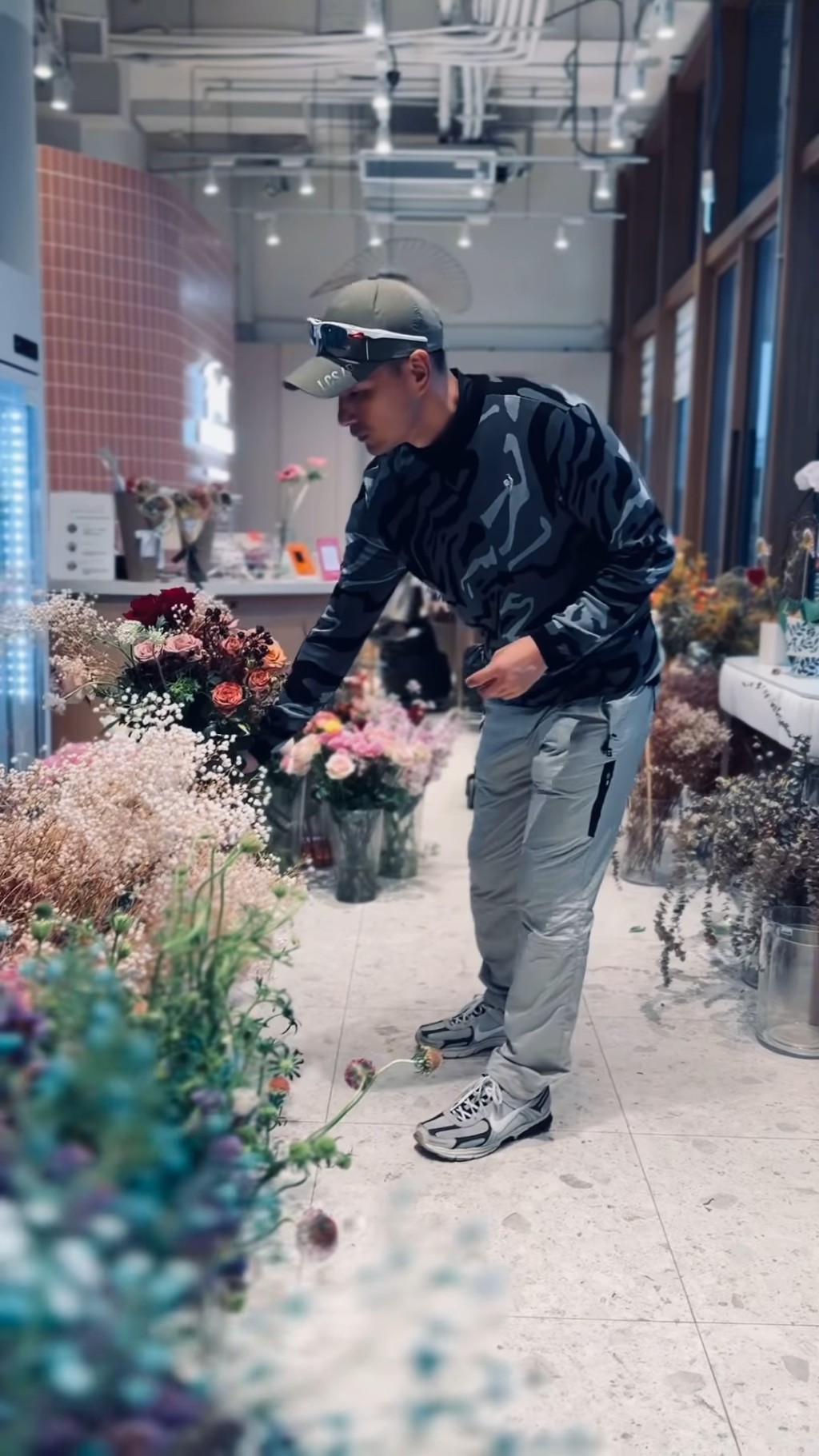 上月的元宵节，陈展鹏亲自走到花店拣花。