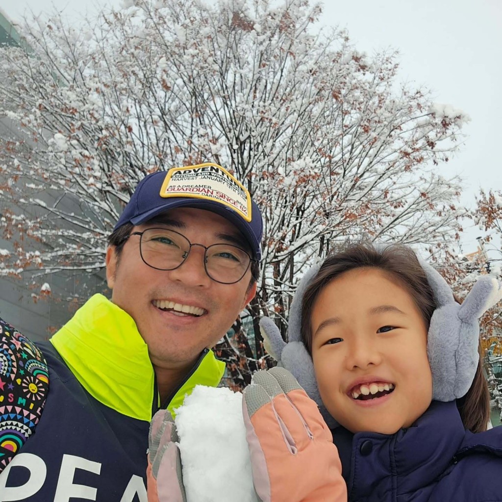 安在旭與女兒。 安在旭與女兒。