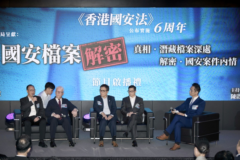 左起：懲教署懲教事務監督林賜良、法學教授江樂士資深大律師、警務處國安處總警司李桂華、保安局局長鄧炳強、藝人陳啟泰。