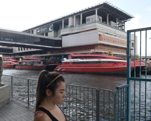來往澳門渡輪停泊於上環港澳碼頭。資料圖片