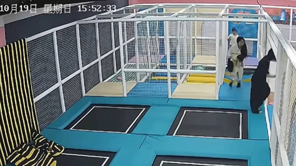 男童母親(白衣)企圖急救但失敗。