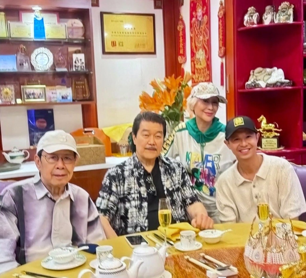 陳曼娜透露兒子Allen（右一）一家從美國回港度假。