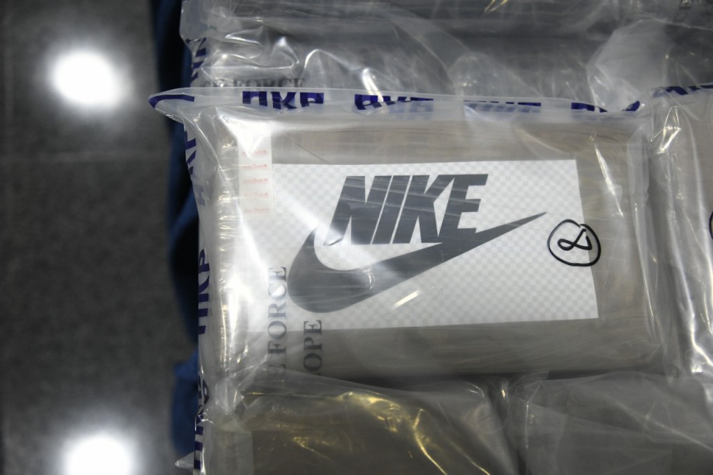 警方表示，毒品以不同牌子包裝，代表不同批次。