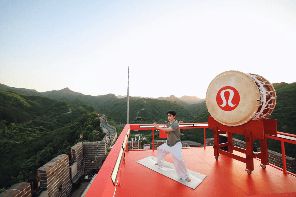 lululemon長城活動陷「太鼓」風波，朱一龍擊鼓表演被指涉文化爭議。