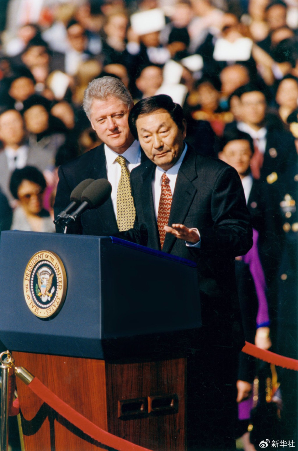 1999年4月8日,朱鎔基訪問美國期間出席美國總統柯林頓在華盛頓舉行的歡迎儀式並發表演說。新華社 1999年4月8日,朱鎔基訪問美國期間出席美國總統柯林頓在華盛頓舉行的歡迎儀式並發表演說。新華社