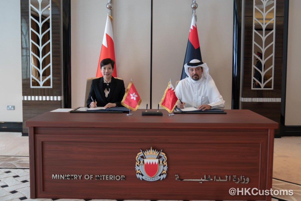 何珮珊昨日（22日）于艾希迪与巴林海关关长Shaikh Ahmed bin Hamad Al Khalifa讨论海关合作事宜及签订“认可经济营运商”（AEO）互认安排海关。FB图片