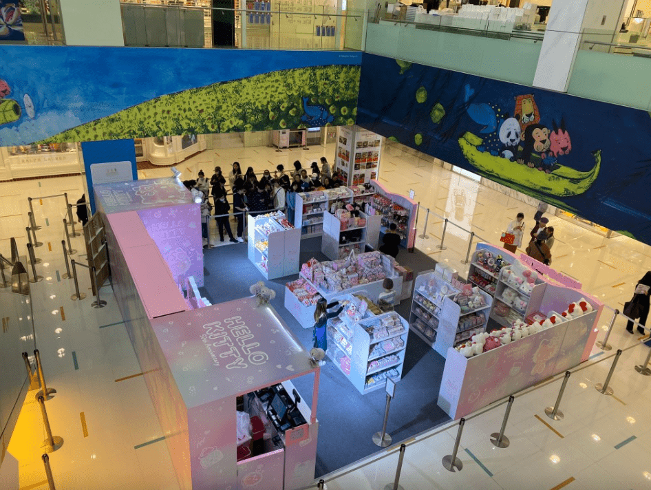 反觀香港的商場,管理方往往優先考慮將空地出租作「快閃店」(pop-up store)以賺取租金。(資料圖片) 反觀香港的商場,管理方往往優先考慮將空地出租作「快閃店」(pop-up store)以賺取租金。(資料圖片)