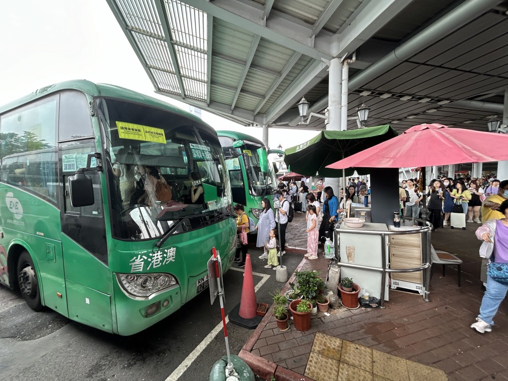 運輸署一向與本地和跨境公共運輸服務營辦商保持緊密聯繫。 運輸署一向與本地和跨境公共運輸服務營辦商保持緊密聯繫。