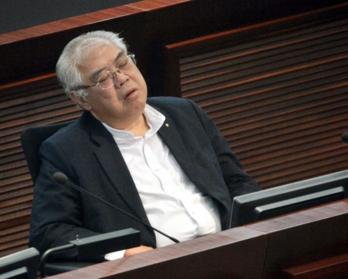 黃定光為自己以往曾在議會睡覺及剪指甲事件解畫。資料圖片