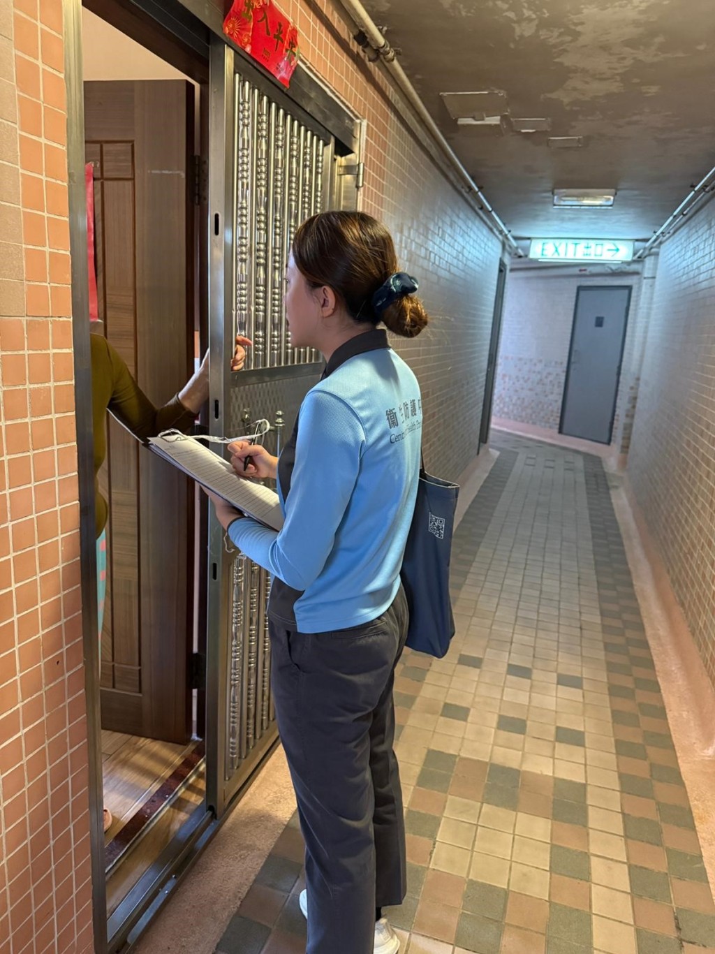 中心人員透過上門探訪為東熹苑居民作評估。政府新聞處