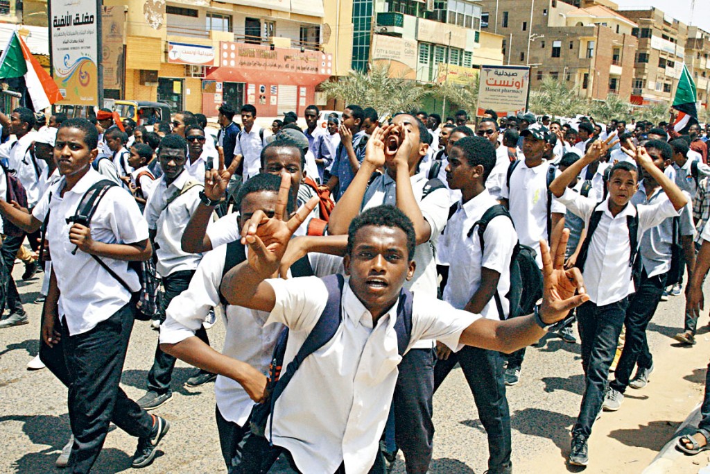 苏丹学生周二在首都喀土穆上街，抗议军政府射杀示威者。