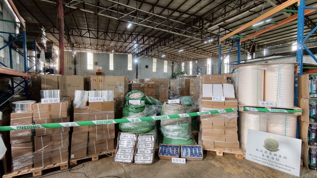 海關檢獲約31.92公噸製成煙草、約123萬支懷疑私煙、私煙原材料以及製煙生產線相關機器,估計市值約2.2億元。 海關檢獲約31.92公噸製成煙草、約123萬支懷疑私煙、私煙原材料以及製煙生產線相關機器,估計市值約2.2億元。