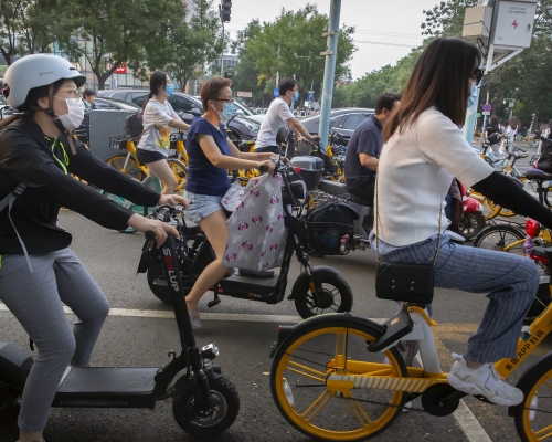 內地昨增105宗新冠肺炎個案,本地佔102宗。 AP圖