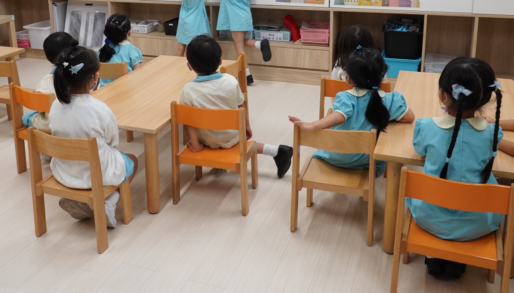 調查亦顯示,幼稚園教師每周工作時數中位數達55小時。資料圖片 調查亦顯示,幼稚園教師每周工作時數中位數達55小時。資料圖片