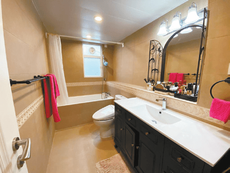 浴室地方偌大，设有大窗，有助排走室内湿气。