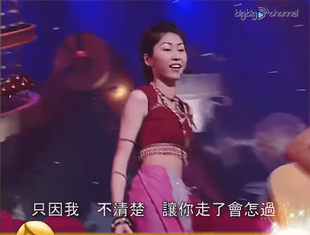 胡定欣1999年参加TVB举办的《全球华人新秀歌唱大赛》晋身四强。