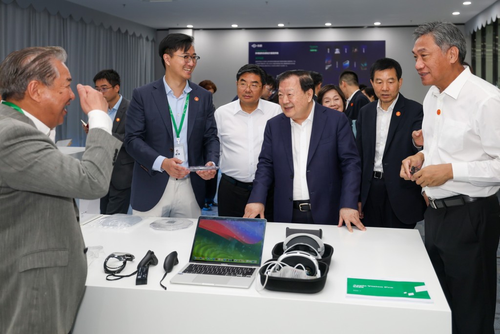 夏寶龍在伯恩精密(惠州)有限公司調研。 夏寶龍在伯恩精密(惠州)有限公司調研。