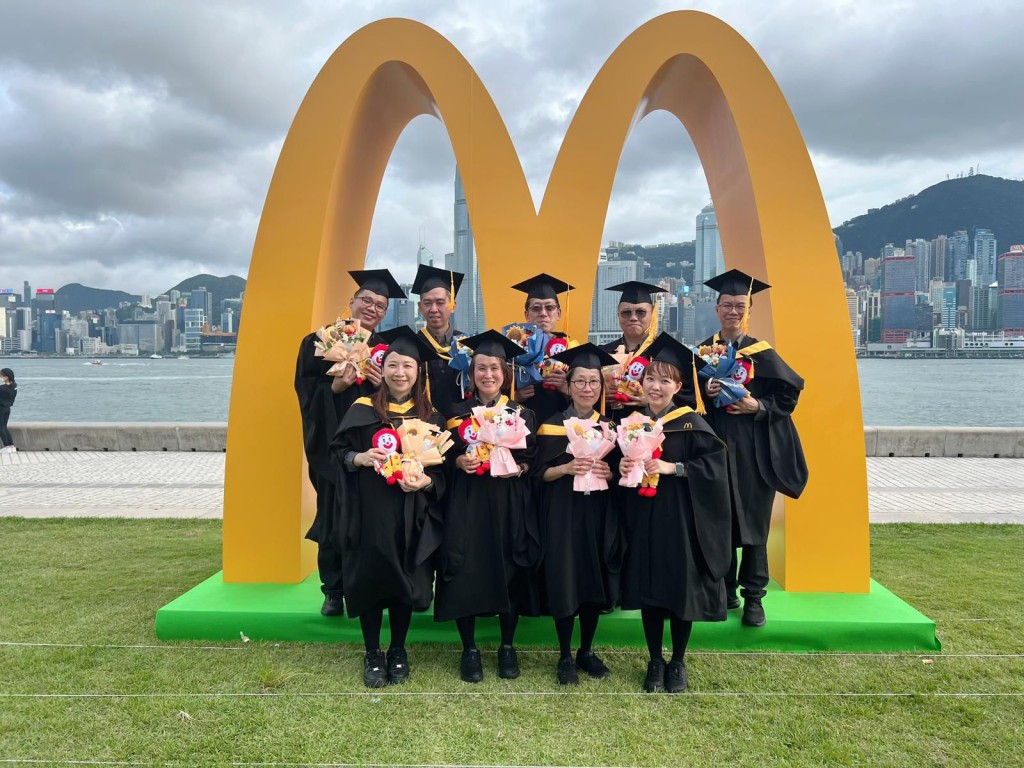 在麥當勞支持下，Jessica（前排右 二）取得學士學位同等資歷，圓夢戴上四方帽。