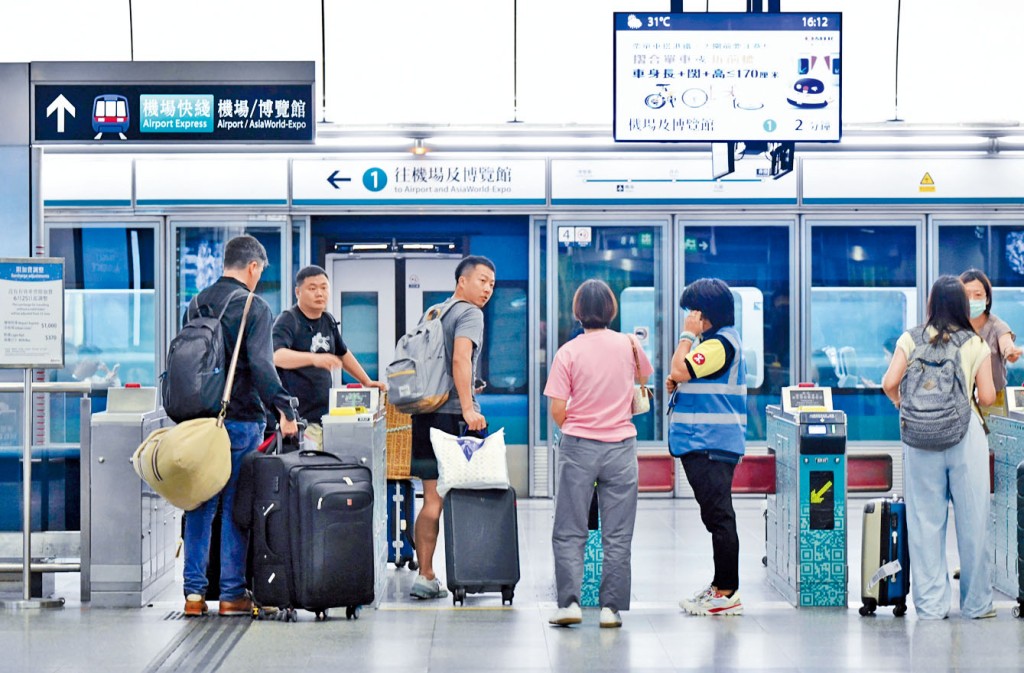 港鐵昨日宣布,機場快綫列車班次將於明日起回復至疫情前水平。