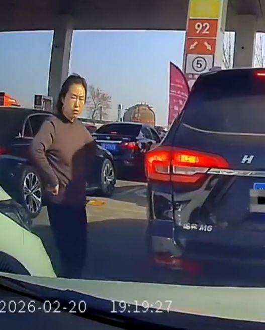 江蘇女化身人肉路障瞓車頭，為自家汽車打尖入油。