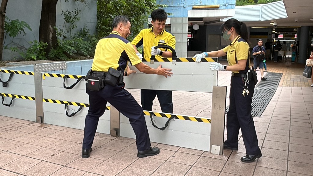 九龍塘站港鐵職員設置水閘，為超級颱風樺加沙逼近做好準備。