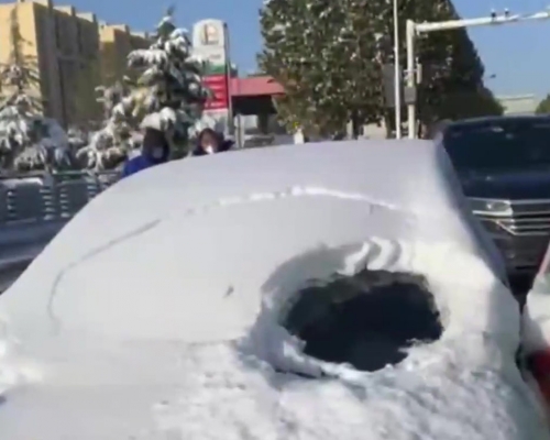 積雪覆蓋車窗女子僅清理一小洞駕駛。