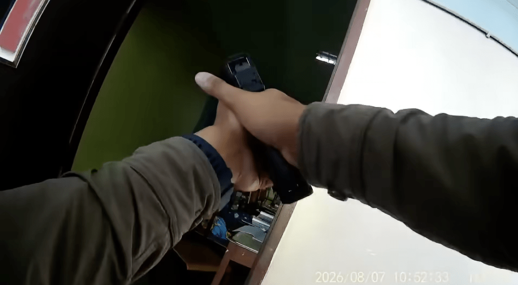 特警的枪枝则时刻指向前方严加防范，防止枪手随时突袭出现，场面气氛极度紧张。