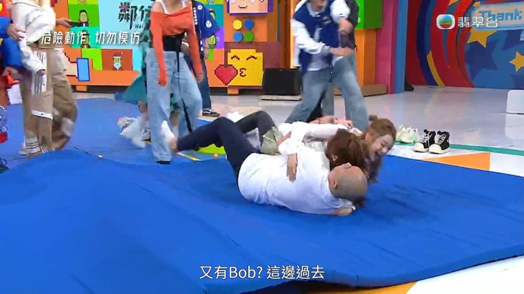 Bob與葉蒨文、羅毓儀玩「開心無敵障礙賽」。 Bob與葉蒨文、羅毓儀玩「開心無敵障礙賽」。