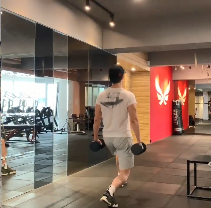 啞鈴不離身。