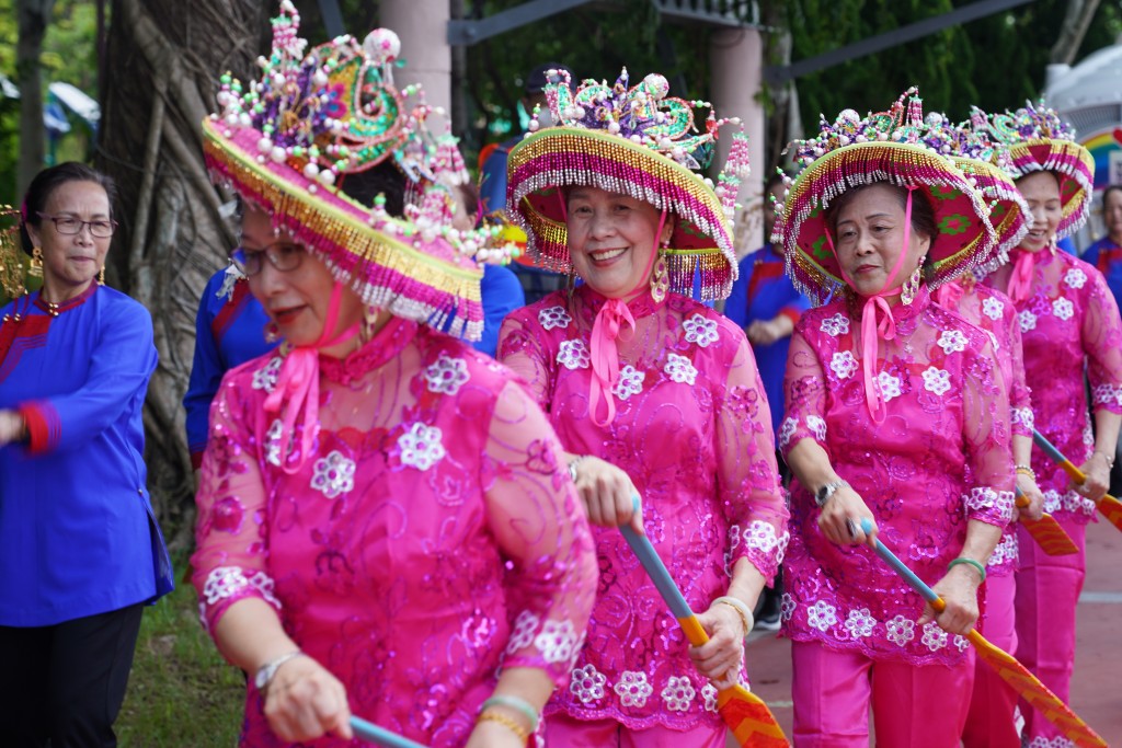 在大埔的龍舟賽現場更有市民穿上傳統服飾，大跳「龍舟舞」助興。葉偉豪攝