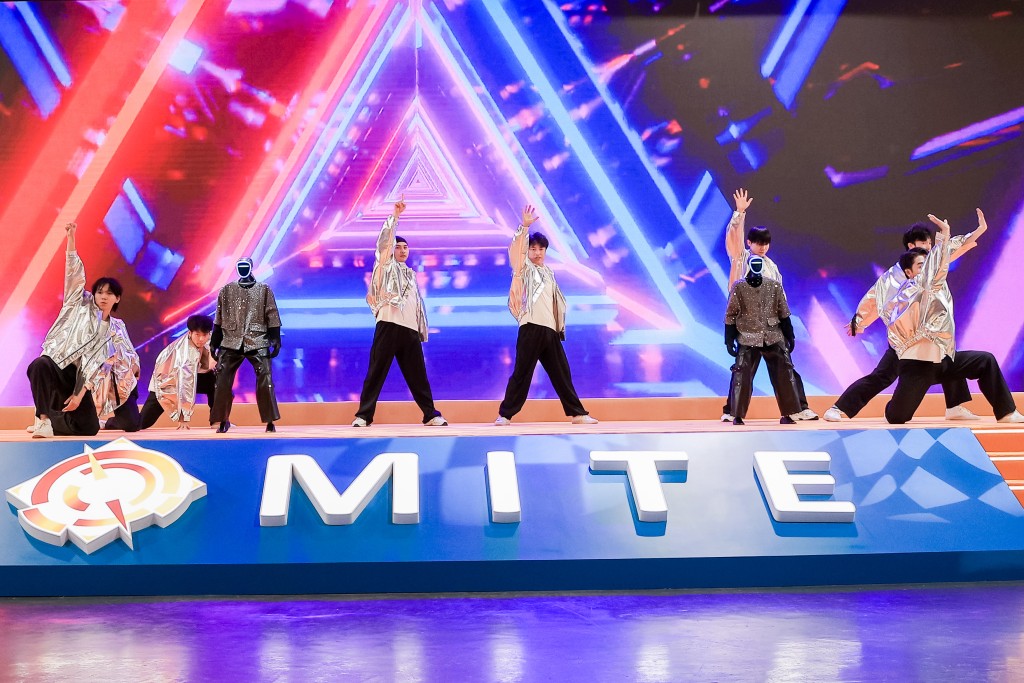 深圳機器人及深圳青年舞團合演的機器人熱舞節目《火力全開》