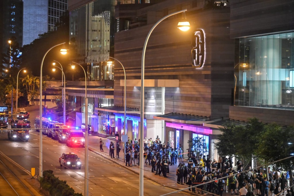 警方驅趕聚集人士。