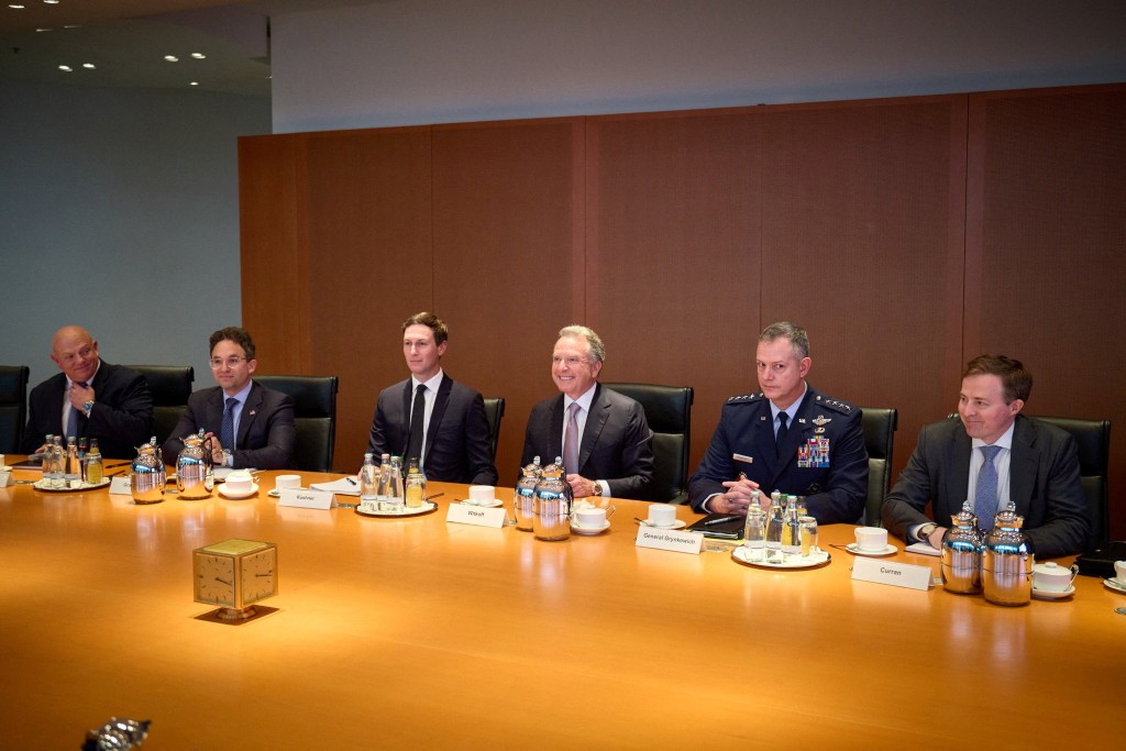 威特科夫（右三）滿意會談結果。路透社