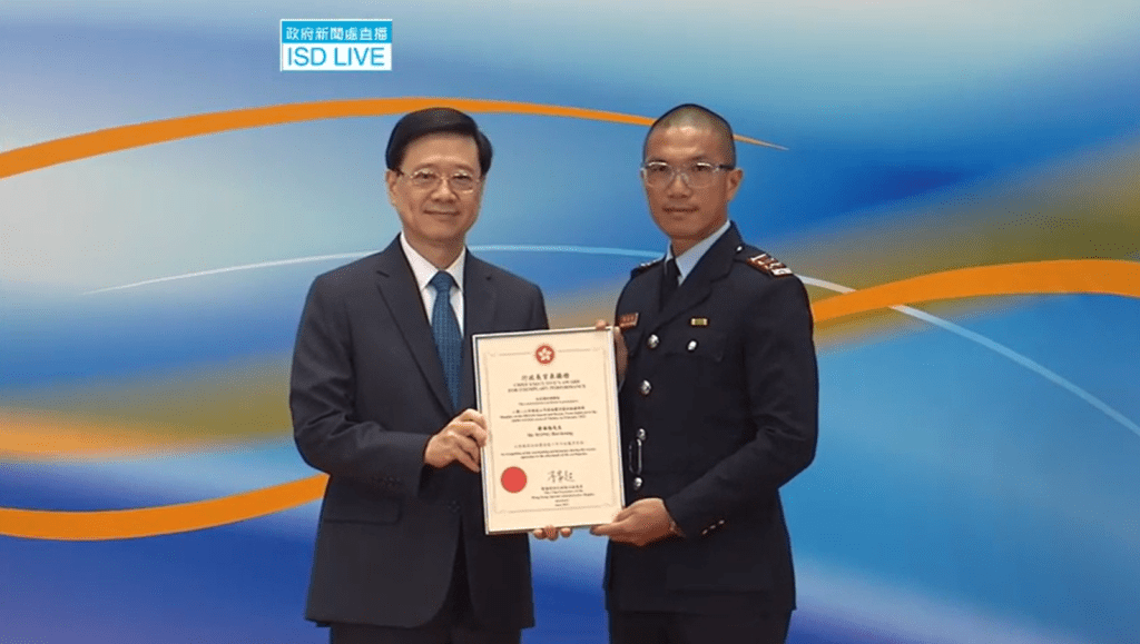 黄海强2023年参与土耳其地震救灾行动，获行政长官李家超表扬。政府新闻处片段截图