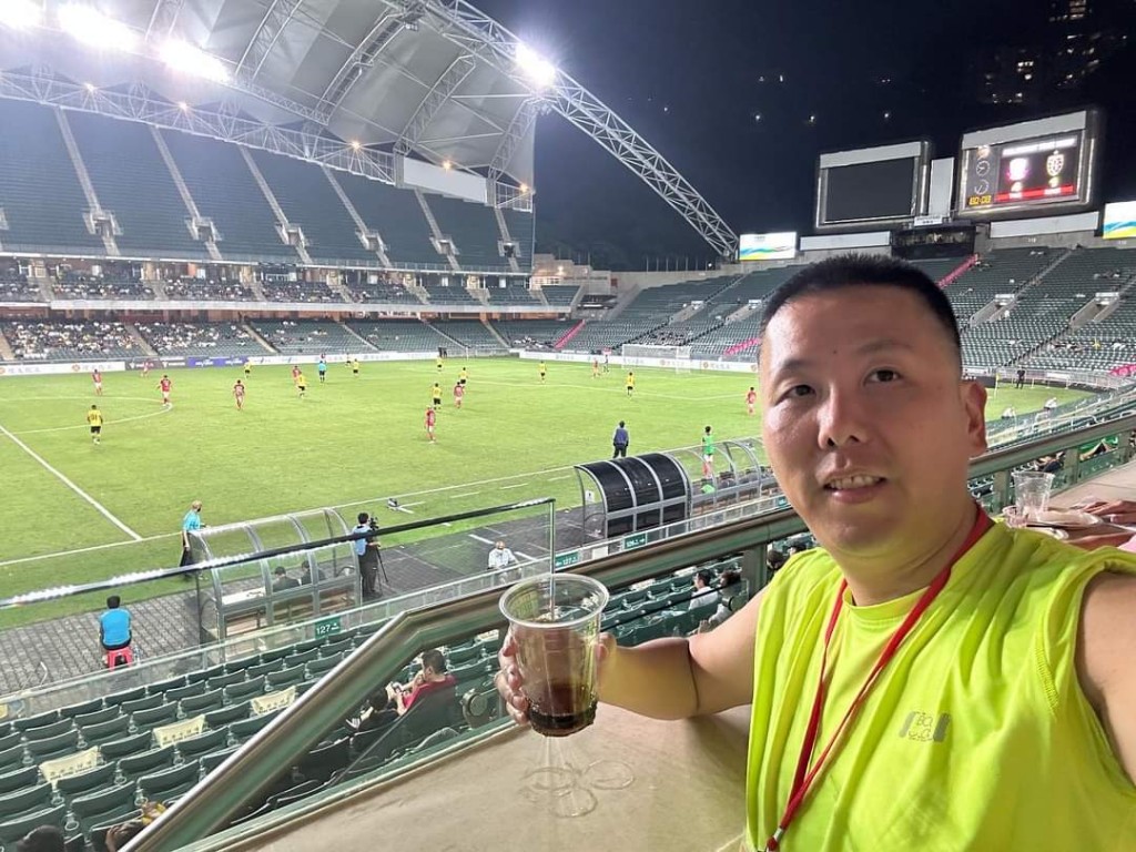 「晨曦儷人」馬主梁浩然入場享受一場精采好波。 「晨曦儷人」馬主梁浩然入場享受一場精采好波。