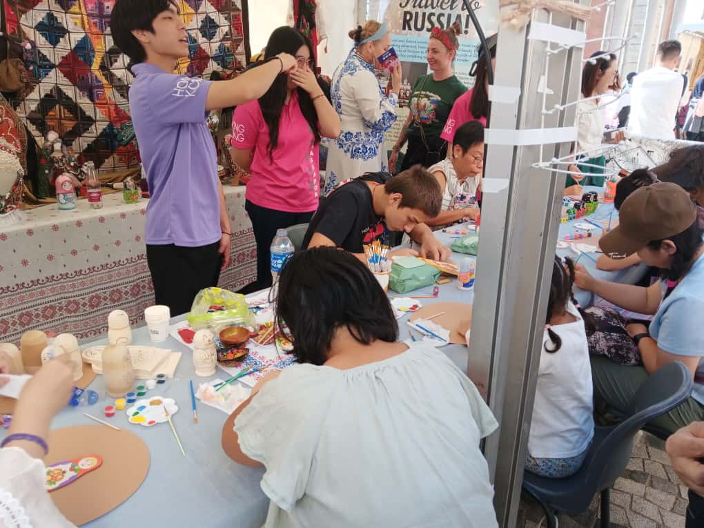 市民到各攤位體驗不同文化。 市民到各攤位體驗不同文化。