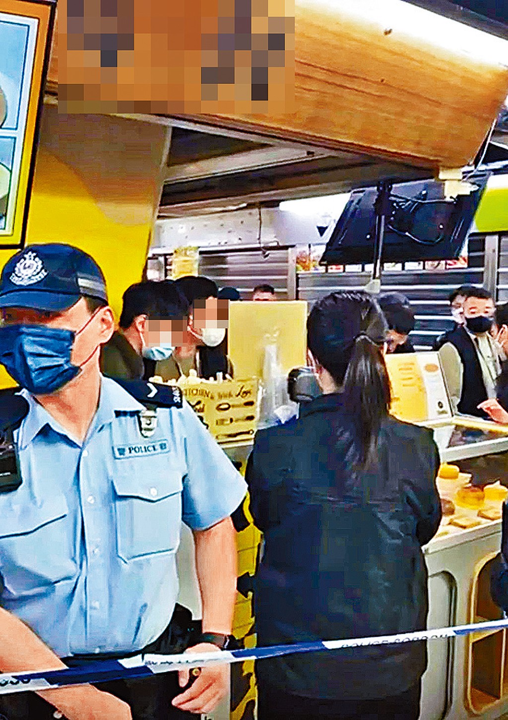 警方前日在葵涌廣場一間梳乎厘班戟店搜查。