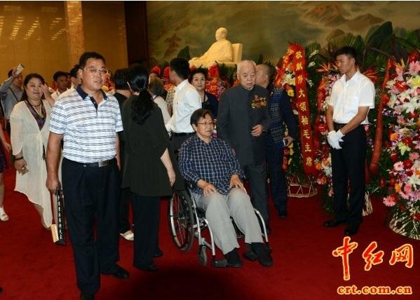 李訥之前到毛主席紀念堂需要輪椅代步。　中紅網