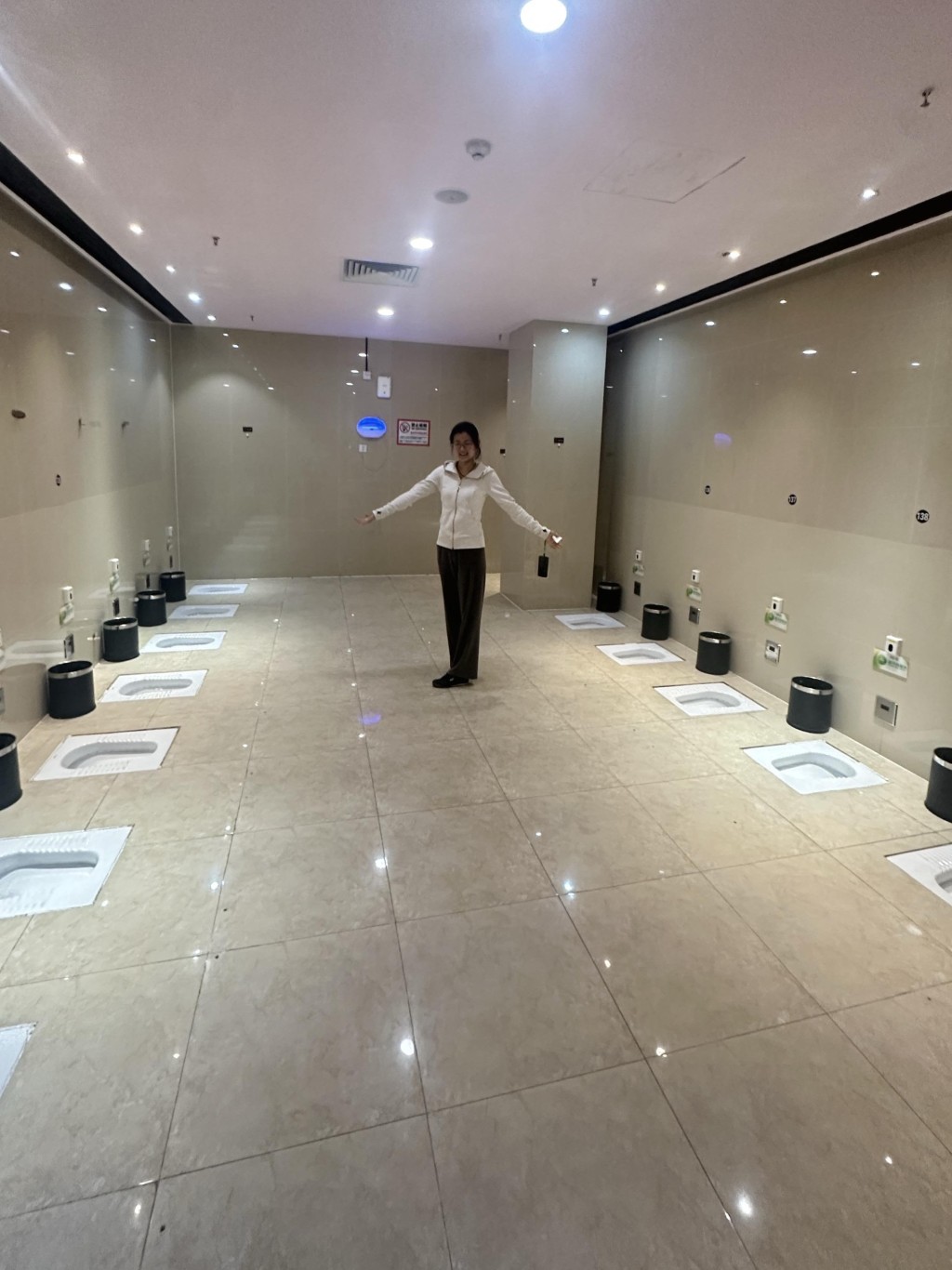 常州万达广场一个女厕被发现360度无遮挡引起热议。抖音@喵喵瞄一眼