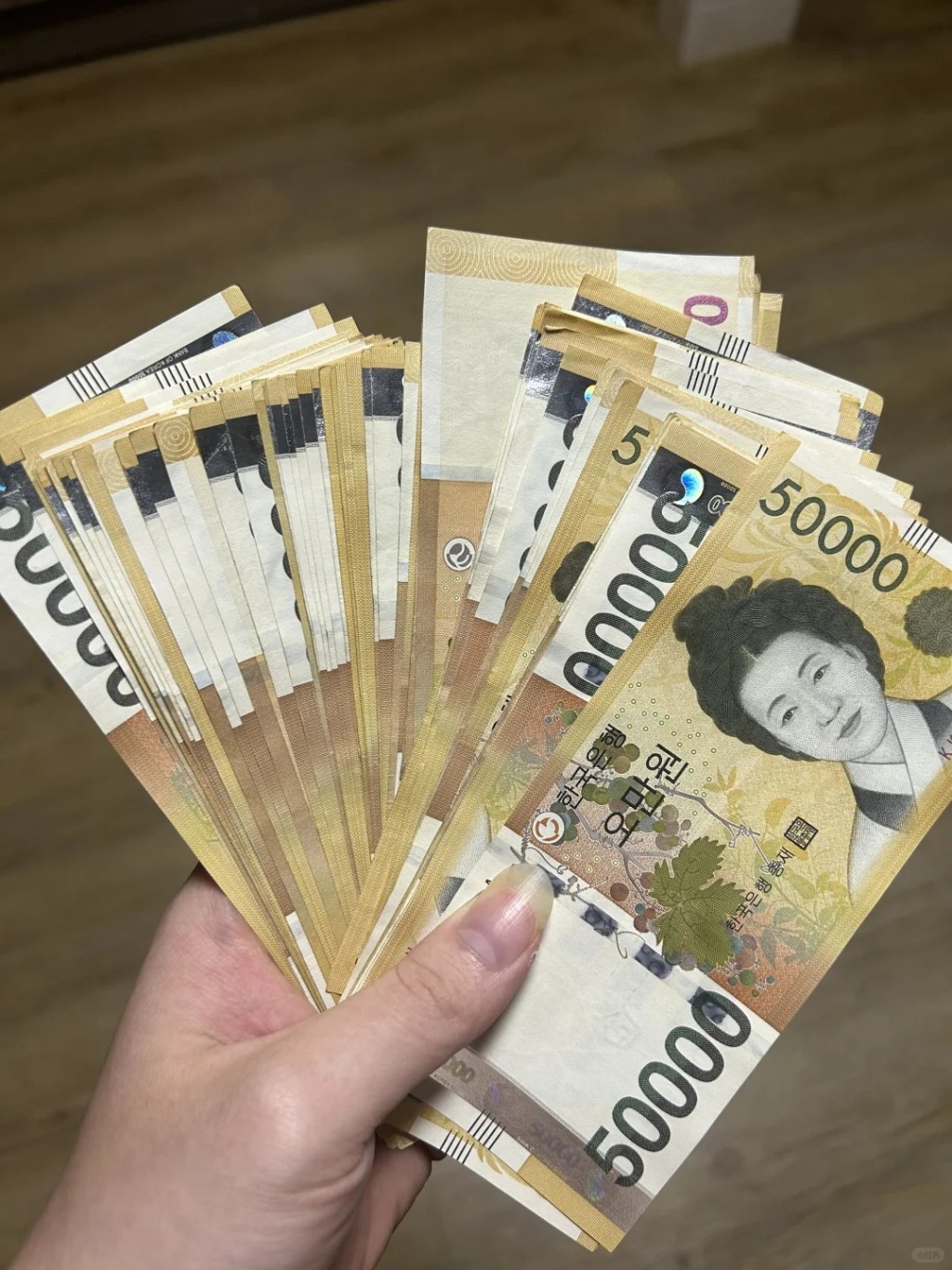 中國女遊客在南韓賭場憑抽中「皇家同花順」,以5.5港元代價贏走115萬港元。示意圖。小紅書@咻咻卟啦咑 中國女遊客在南韓賭場憑抽中「皇家同花順」,以5.5港元代價贏走115萬港元。示意圖。小紅書@咻咻卟啦咑