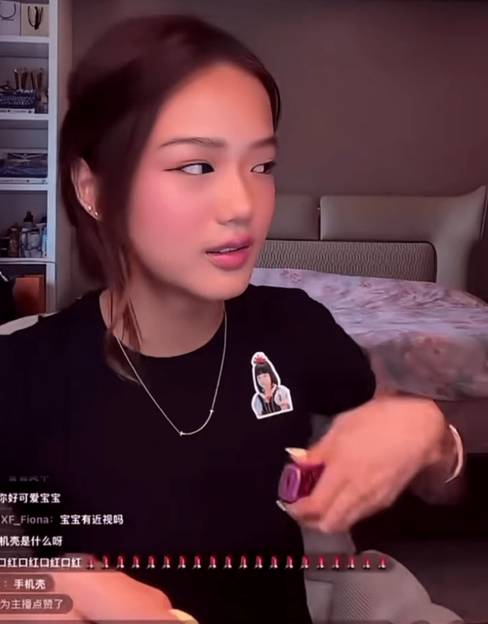 由於鍾麗緹忽然亂入，張思捷馬上將枱面疑似電子煙藏起。