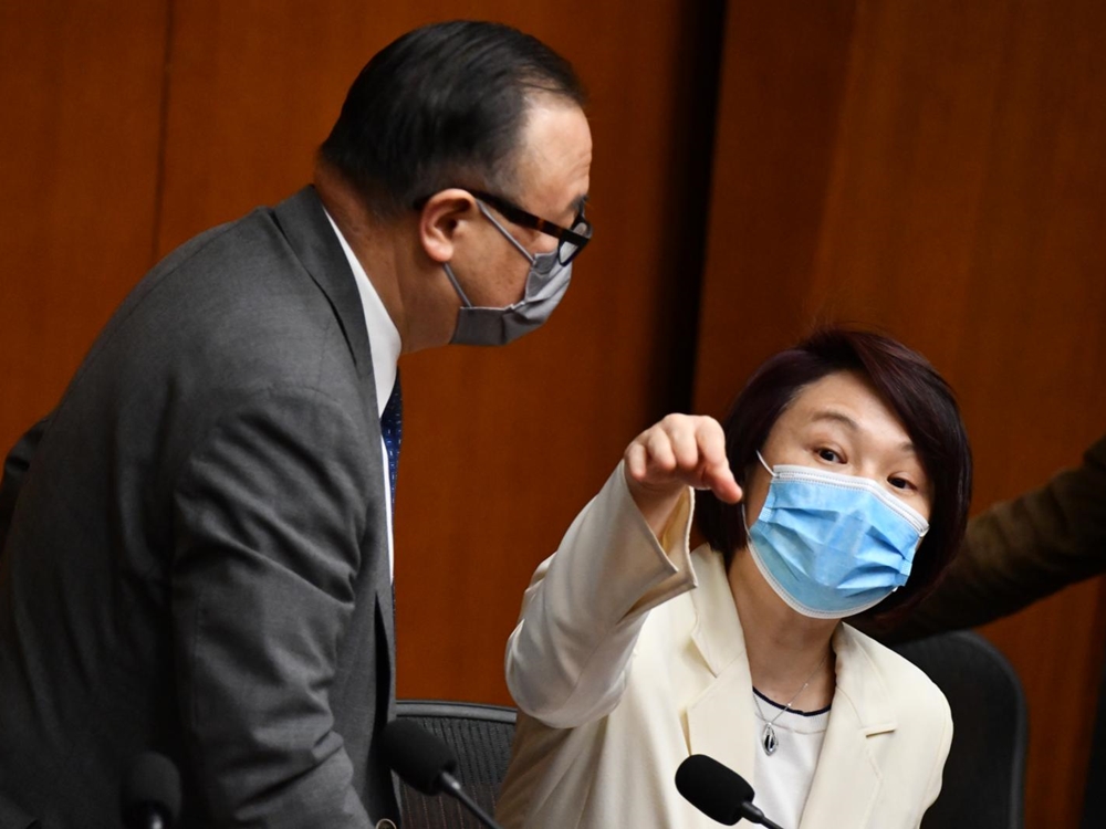 民建聯主席李慧琼。(左)