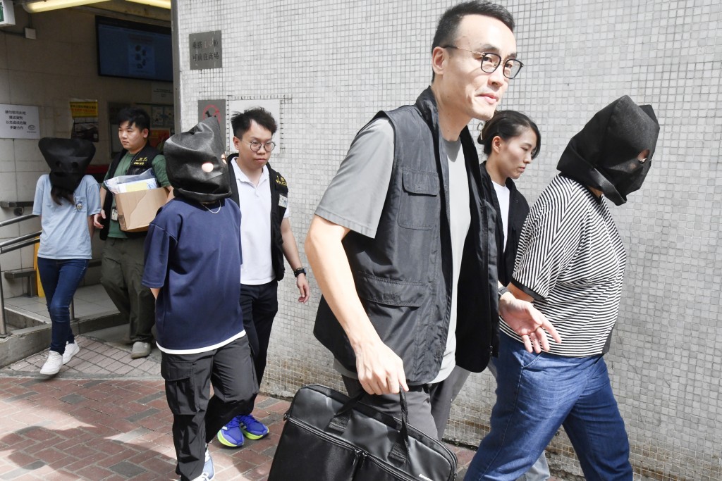 警方拘捕3名女子。徐裕民攝