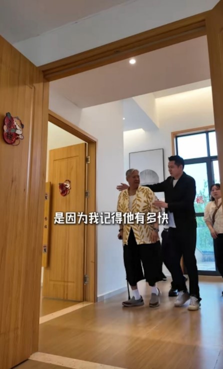 洪金寶要用柺杖，需要別人攙扶。